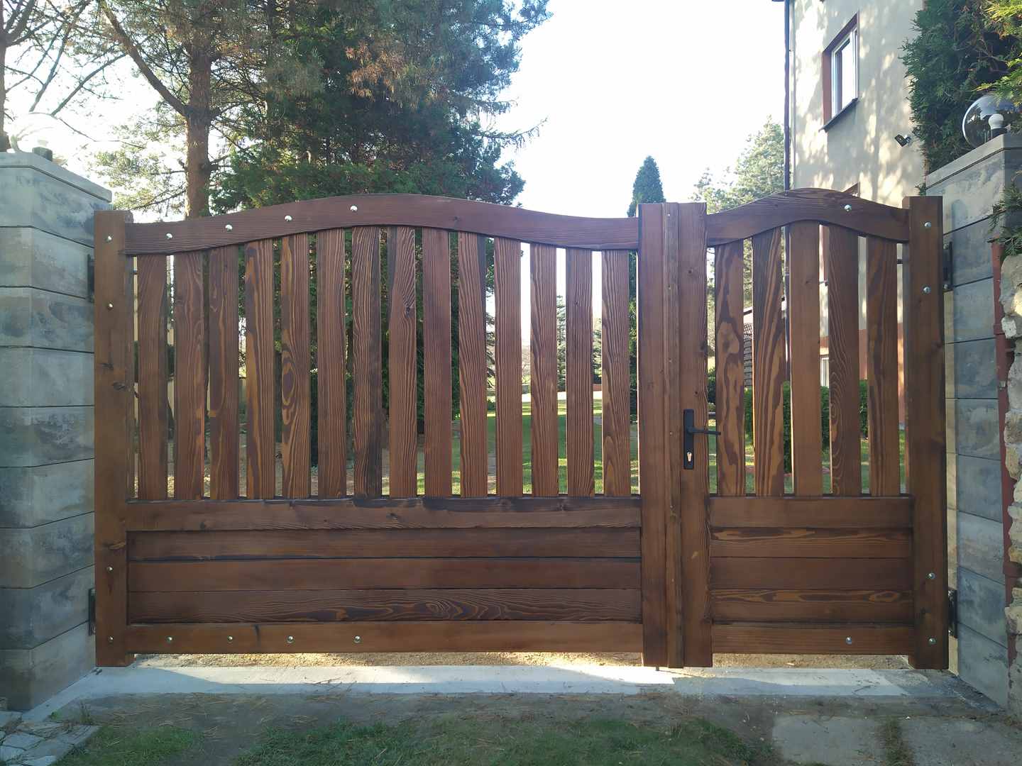 brama drewniana dwuskrzydłowa